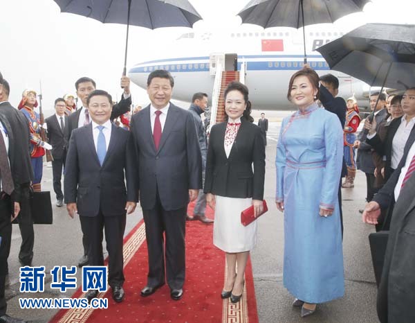 8月21日，國家主席習近平抵達烏蘭巴托，開始對蒙古國進行國事訪問。習近平和夫人彭麗媛在機場受到蒙古國總理阿勒坦呼亞格夫婦熱情迎接。新華社記者鞠鵬攝 
