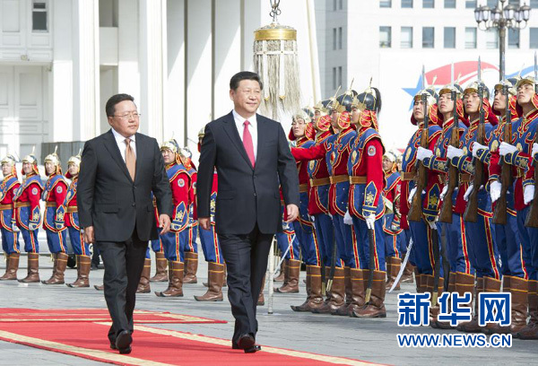 8月21日，國家主席習近平在烏蘭巴托同蒙古國總統額勒貝格道爾吉舉行會談。會談前，額勒貝格道爾吉在國家宮前廣場為習近平舉行隆重歡迎儀式。新華社記者 黃敬文 攝