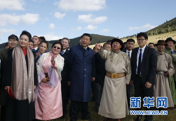 8月22日，國家主席習近平在蒙古國總統額勒貝格道爾吉陪同下前往烏蘭巴托市郊觀看那達慕。這是習近平和夫人彭麗媛同額勒貝格道爾吉夫婦觀看表演。新華社記者 鞠鵬 攝