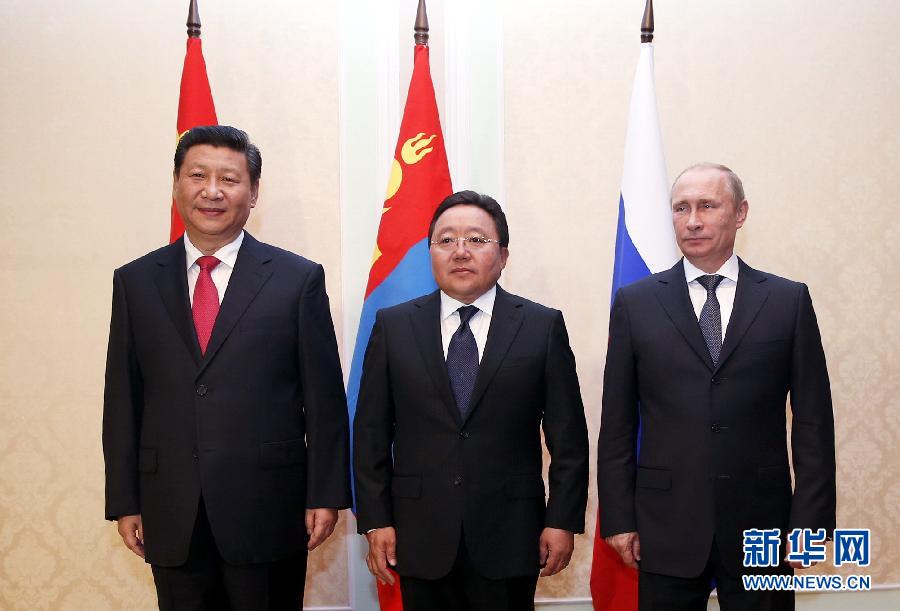 9月11日，中國國家主席習近平在塔吉克斯坦首都杜尚別同俄羅斯總統普京、蒙古國總統額勒貝格道爾吉舉行中俄蒙元首會晤。 新華社記者 鞠鵬攝 