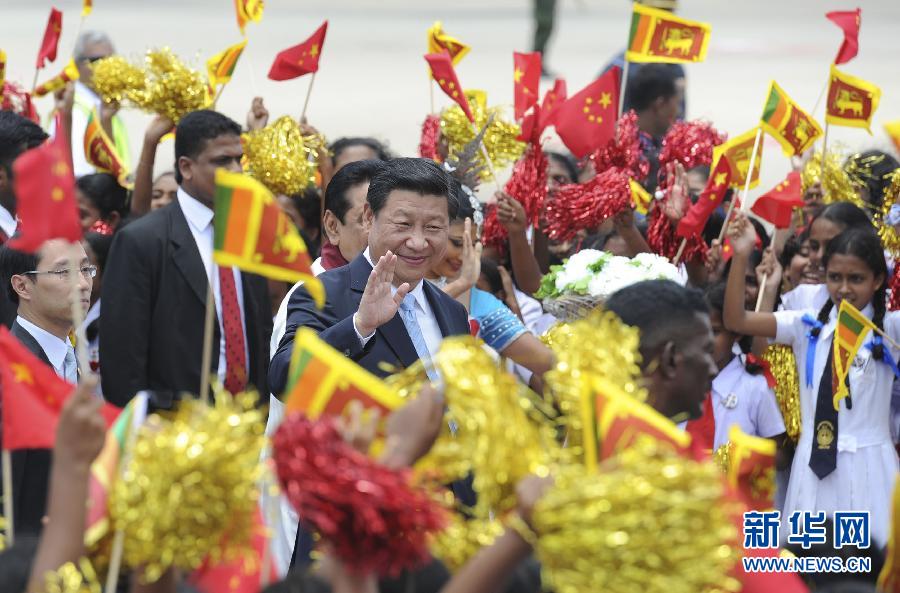 9月16日，國家主席習近平抵達科倫坡，開始對斯里蘭卡進行國事訪問。在班達拉奈克國際機場，習近平和夫人彭麗媛受到拉賈帕克薩總統夫婦熱情迎接。新華社記者謝環馳攝 