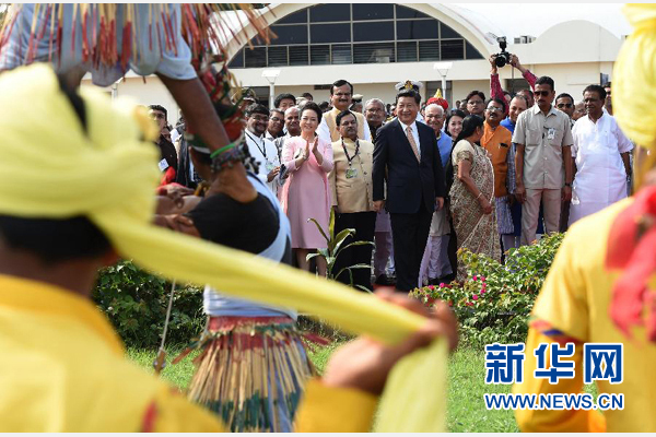 9月17日，國家主席習近平抵達古吉拉特邦艾哈邁達巴德市，開始對印度進行國事訪問。這是印度青年跳起古吉拉特邦傳統舞蹈，歡迎習近平和夫人彭麗媛。新華社記者 馬占成 攝