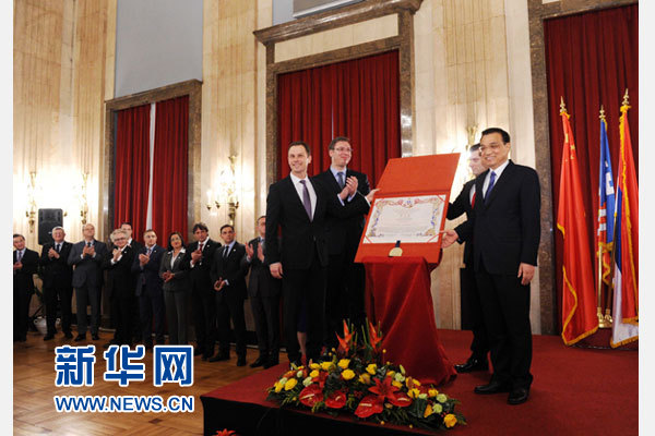 12月18日，中國國務院總理李克強在貝爾格萊德市政廳接受“貝爾格萊德榮譽市民”證書，塞爾維亞總理武契奇陪同出席。隨后，李克強同塞各界知名人士親切會見并互動交流。新華社記者 饒愛民 攝
