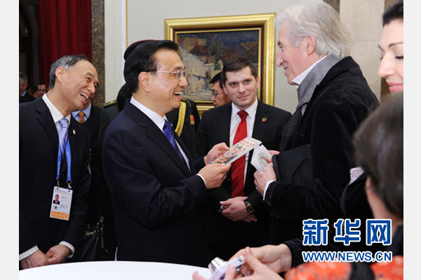 12月18日，中國國務院總理李克強在貝爾格萊德市政廳接受“貝爾格萊德榮譽市民”證書，塞爾維亞總理武契奇陪同出席。隨后，李克強同塞各界知名人士親切會見并互動交流。這是李克強同電影《瓦爾特保衛薩拉熱窩》的演員薩馬爾季奇親切交談。新華社記者 饒愛民 攝
