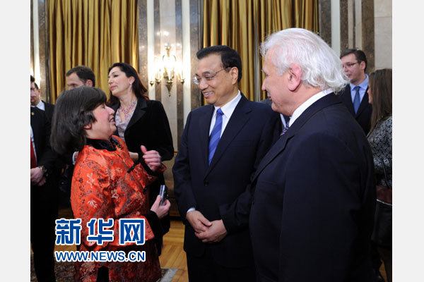12月18日，中國國務院總理李克強在貝爾格萊德市政廳接受“貝爾格萊德榮譽市民”證書，塞爾維亞總理武契奇陪同出席。隨后，李克強同塞各界知名人士親切會見并互動交流。這是李克強同漢學家波普—采尼奇夫婦親切交談。新華社記者 饒愛民 攝