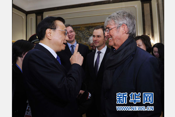 12月18日，中國國務院總理李克強在貝爾格萊德市政廳接受“貝爾格萊德榮譽市民”證書，塞爾維亞總理武契奇陪同出席。隨后，李克強同塞各界知名人士親切會見并互動交流。這是李克強同著名足球教練米盧蒂諾維奇親切交談。新華社記者 饒愛民 攝