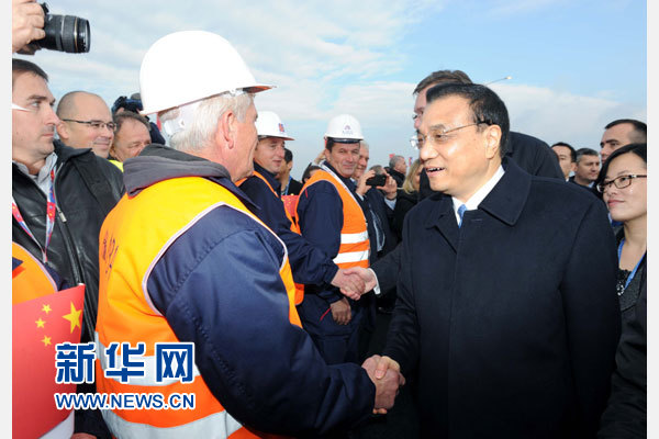 12月18日，中國國務院總理李克強在貝爾格萊德同塞爾維亞總理武契奇共同出席貝爾格萊德跨多瑙河大橋竣工儀式。這是李克強同大橋建設者親切交流。新華社記者 饒愛民 攝