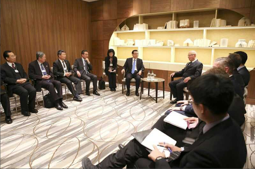 施瓦布第一時間歡迎李克強抵達達沃斯(攝影:中新社 劉震) 施瓦布第一時間歡迎李克強抵達達沃斯(攝影:中新社 劉震)