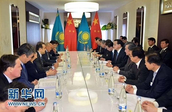 1月21日，中國國務院總理李克強在瑞士達沃斯會見哈薩克斯坦總理馬西莫夫。 新華社記者 李濤 攝