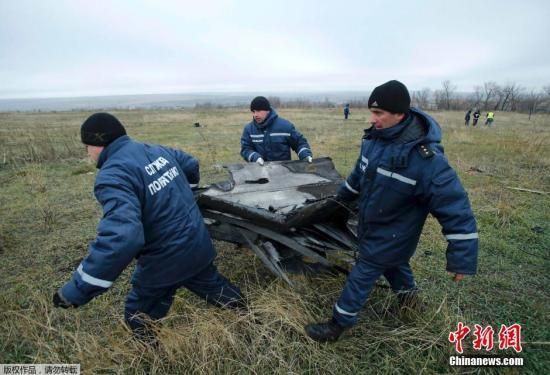 資料圖：當地時間2014年11月16日，烏克蘭頓涅茨克地區，墜毀MH17飛機殘骸收集工作進行中。