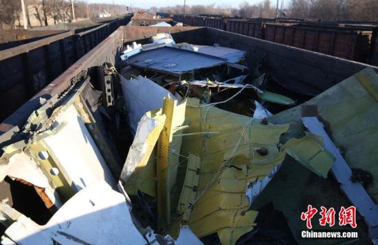 資料圖：烏克蘭頓涅茨克，MH17墜毀客機的殘骸裝上火車。圖片來源：CFP視覺中國