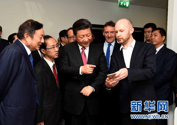 10月21日，國家主席習近平在倫敦參觀華為英國公司。 新華社記者 饒愛民 攝