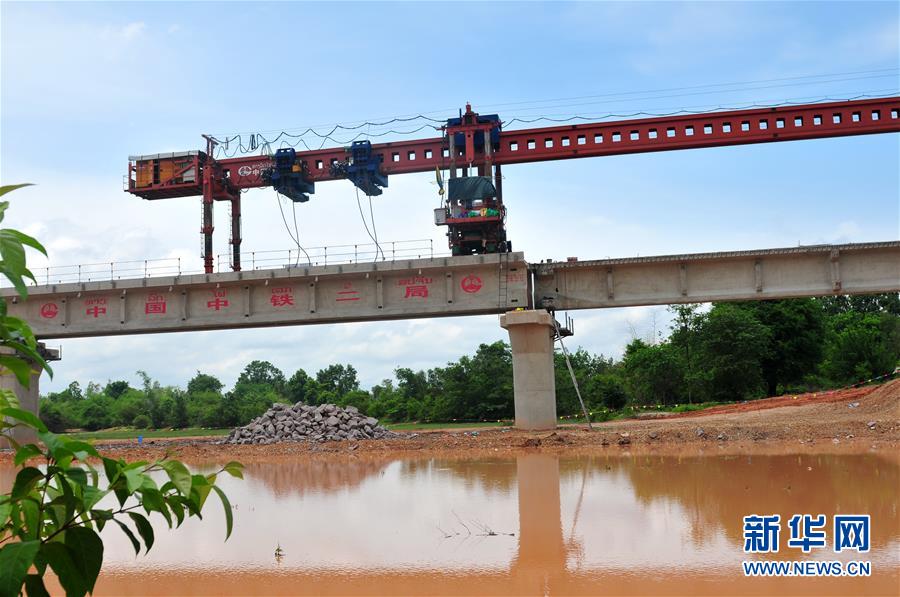 (國際)(1)中老鐵路全線最長橋梁楠科內河特大橋順利架通