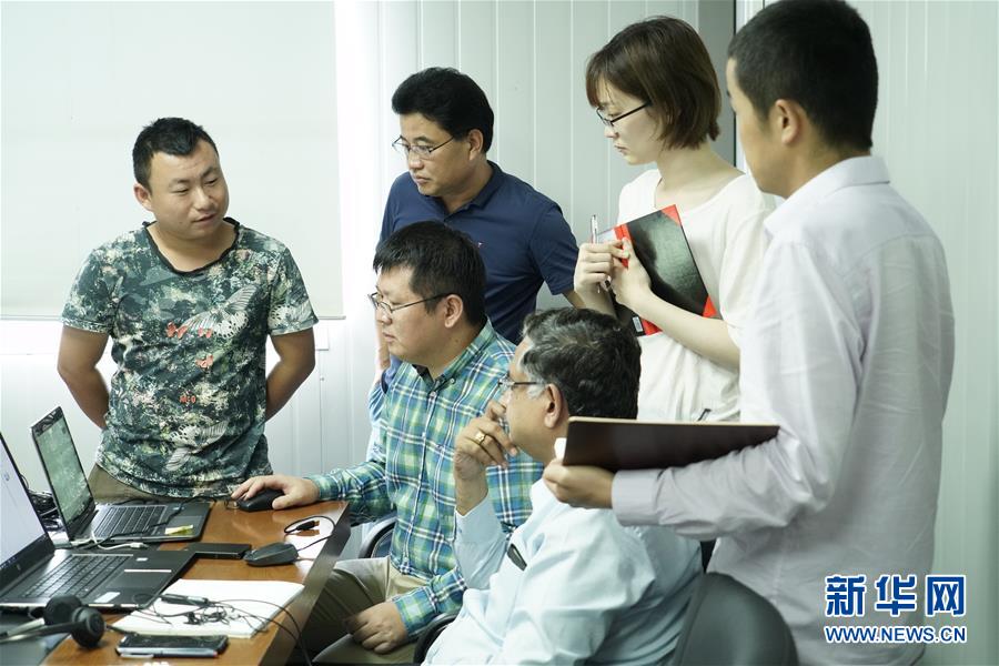 （國際·圖文互動）（1）通訊：春節，“是工期而不是假期”——記科倫坡港口城的中國建設者