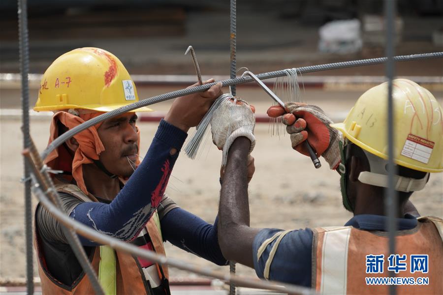 （國際·圖文互動）（4）通訊：春節，“是工期而不是假期”——記科倫坡港口城的中國建設者