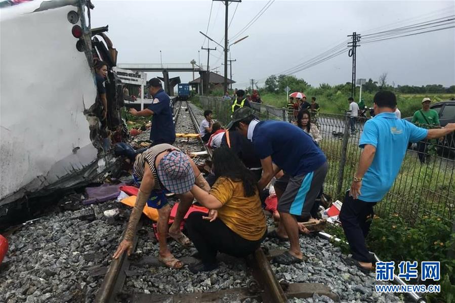 (國際)(1)泰國中部發生火車與巴士相撞事故